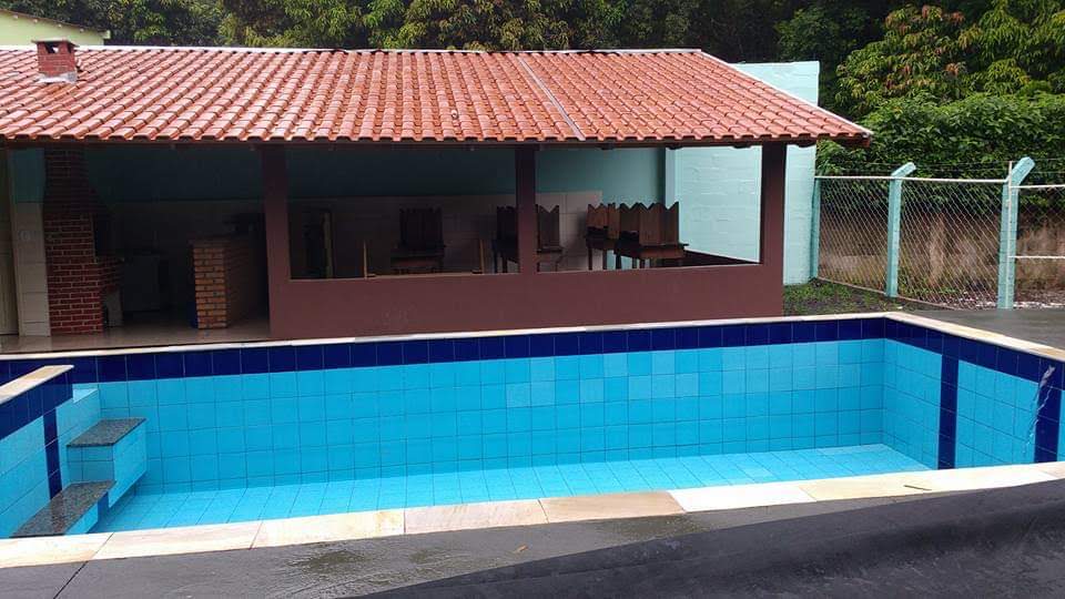 Churrasqueira e mesas